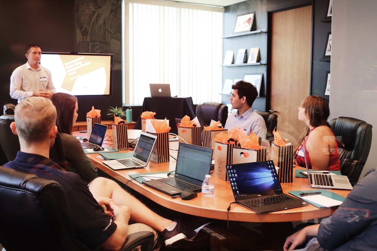 Equipe definindo se o projeto será site institucional ou landing page